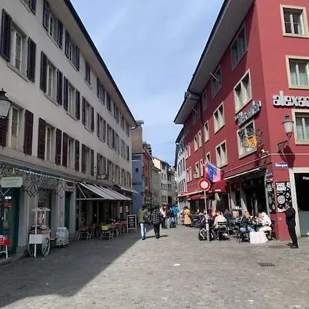 Cozy Unit 12 In Center Of *