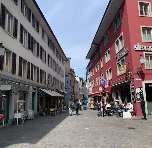 Cozy Unit 12 In Center Of *